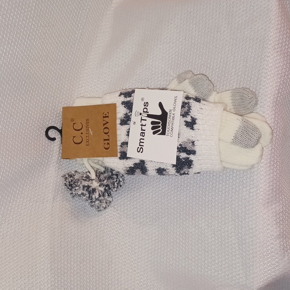 CC Exclusive beenie hat, Gloves and scarf set - Picture 2 of 5